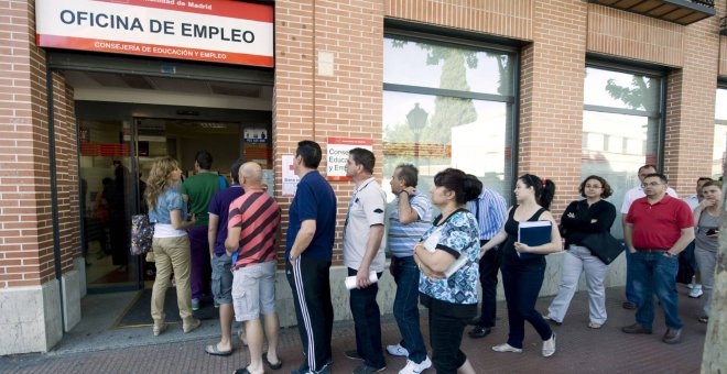Un grupo de personas en la fila de la oficina de empleo en Alcalá de Henares/EFE