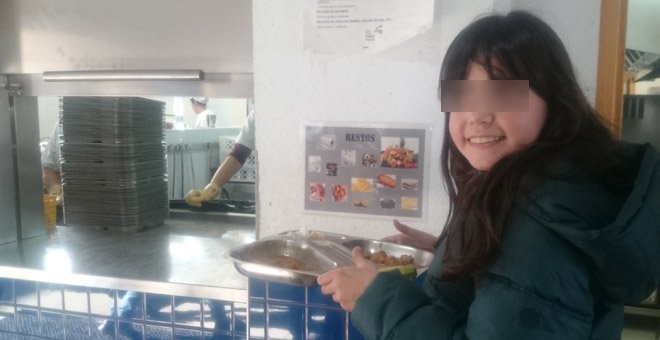 Una alumna deposita su bandeja en la cocina del comedor escolar de Hipatia, en Rivas Vaciamadrid. / PÚBLICO