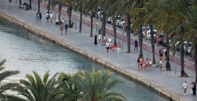 Turistas paseando por el paseo marítimo de Palma de Mallorca.  REUTERS/Paul Hanna