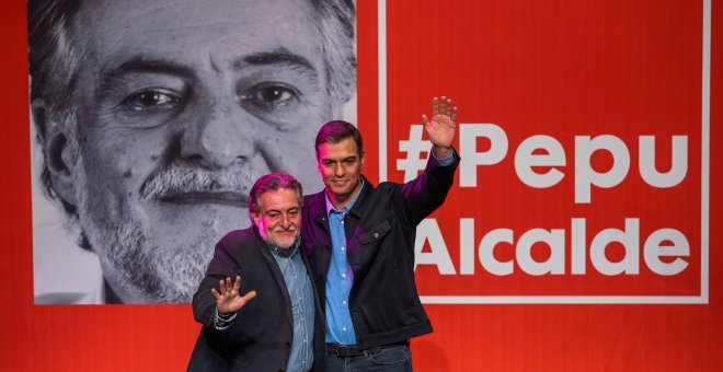 El presidente del Gobierno y secretario general de los socialistas, Pedro Sánchez, y el precandidato a la alcaldía de Madrid,  Pepu Hernández. EFE/Emilio Naranjo