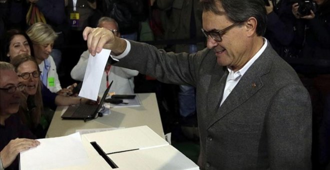 El expresidente de la Generalitat, Artur Mas, vota en la consulta del 9N /EFE