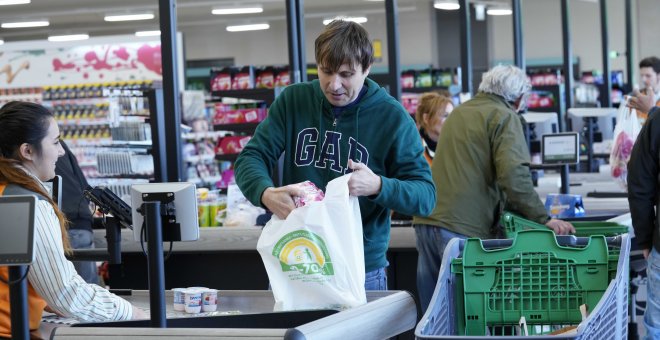 Bolsa elaborada en un 50% y 70% de plástico reciclado de Mercadona.