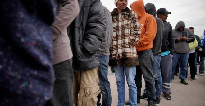 Los inmigrantes se alinean dentro de un refugio temporal para migrantes en Piedras Negras, México. REUTERS/Alexandre Meneghini