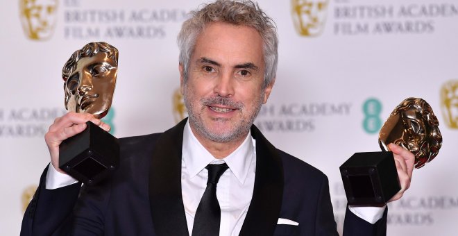 El director mexicano Alfonso Cuarón posa con los premios a mejor director y a la mejor película por "Roma" en los Premios BAFTA el 10 de febrero de 2019 | AFP