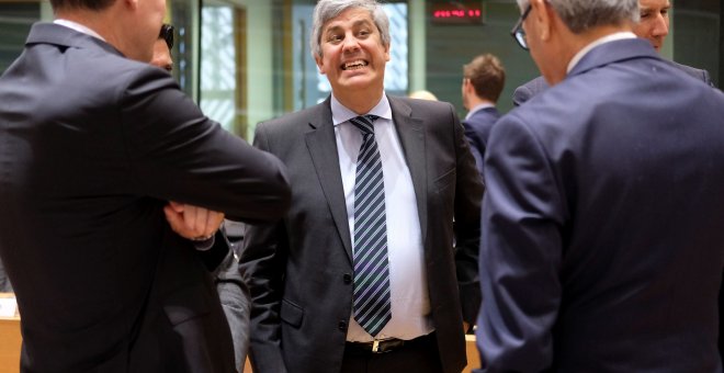 El ministro portugués de Finanzas y presidente del Eurogrupo, Mário Centeno (c), durante la reunión de ministros de Economía y Finanzas de la Eurozona en Bruselas, Bélgica. EFE/ Olivier Hoslet