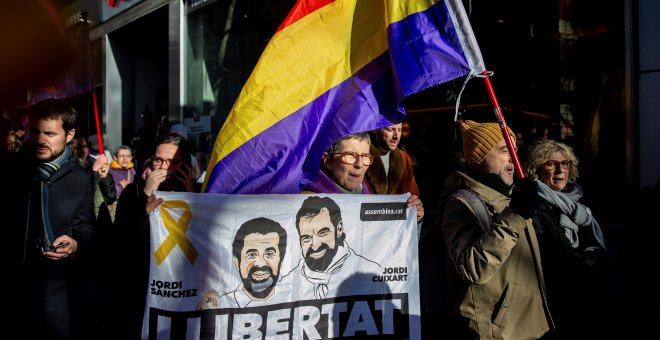 Varios colectivos se concentran en los alrededores del Tribunal Supremo de Madrid con una pancarta con las imágenes de Jordi Sánchez y Jordi Cuixart./EFE