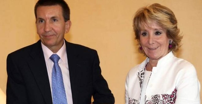 El fiscal Manuel Moix y la expresidenta de la Comunidad de Madrid Esperanza Aguirre en una imagen de 2009. EFE