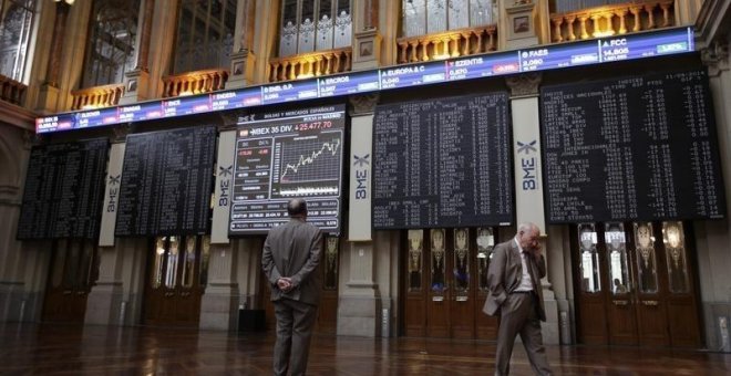 Inversores miran los indicadores del Ibex 35, en el patio de negociación de la Bolsa de Madrid. REUTERS/Andrea Comas