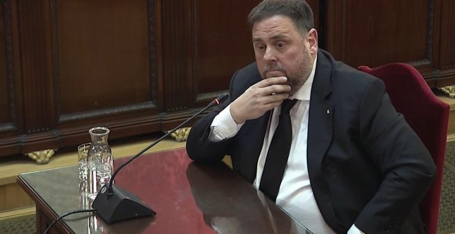 Imagen tomada de la señal institucional del Tribunal Supremo de la declaración del exvicepresidente de la Generalitat y principal acusado, Oriol Junqueras, durante la tercera jornada del juicio del "procés" en la Sala de Plenos del Tribunal Supremo. / EFE