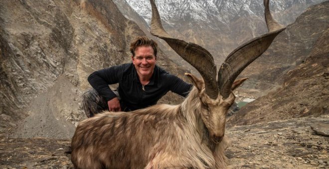 Bryan Kinsel Harlan junto con el cuerpo sin vida de un Astor markhor./Twitter