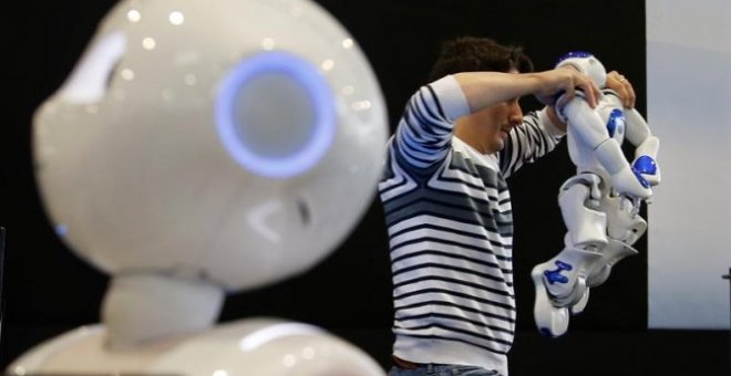 Un hombre durante una demostración en la Global Robot Expo. / EFE - JUAN CARLOS HIDALGO