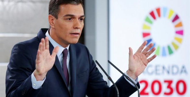 El presidente del Gobierno, Pedro Sánchez, durante su comparecencia, este viernes en el Palacio de la Moncloa, en la que ha anunciado la disolución de las Cortes y la convocatoria de elecciones generales para el próximo 28 de abril. EFE/ Chema Moya