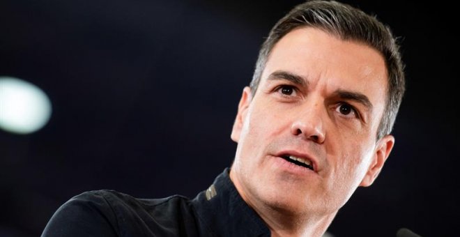 El presidente del Gobierno y secretario general del PSOE, Pedro Sánchez, interviene este sábado en el acto de presentación de la candidatura de Juan Espadas a la Alcaldía de Sevilla para las próximas elecciones municipales. EFE/ Raul Caro