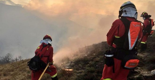 Cantabria registra casi medio centenar de incendios forestales activos, la mayoría provocados | EFE