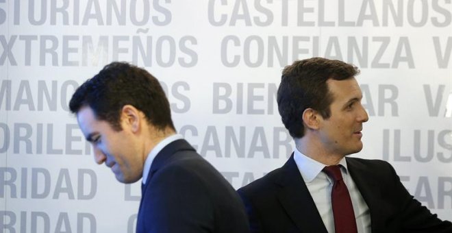 El presidente y el secretario general del PP, Pablo Casado y Teodoro García Egea (i), durante la Junta Directiva Nacional del partido celebrada este lunes en la sede de la calle Génova, en Madrid. EFE/Javier Lizón