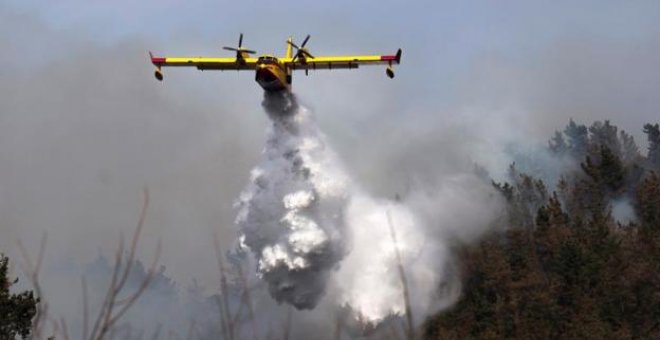 Un hidroavión durante las tareas de extinción en Cantabria. / EFE