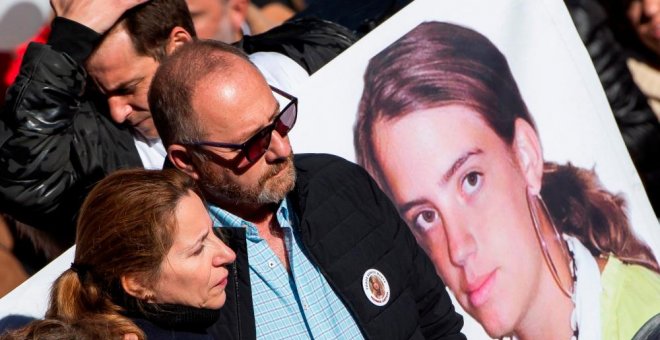 Los padres de Marta del Castillo y el abuelo, en la manifestación convocada por la familia para pedir la repetición del juicio por el asesinato de la joven | EFE/Archivo