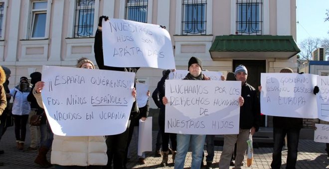 Una treintena de españoles se han concentrado este lunes frente al Consulado de España en Kiev para exigir la inscripción como ciudadanos españoles de sus hijos. /EFE