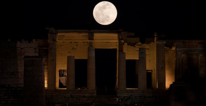 La súper luna de nieve sobre el Acrópolis en Atenas, Grecia | REUTERS/Alkis Konstantinidis