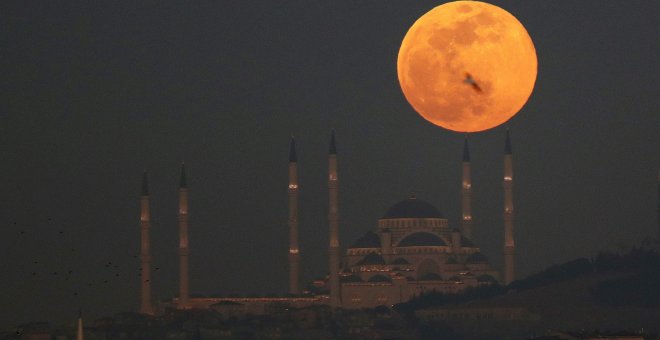 La superluna es un fenómeno que ocurre cuando la luna llena se encuentra en su perigeo, el punto más cercano a la Tierra EFE/ Erdem Sahin