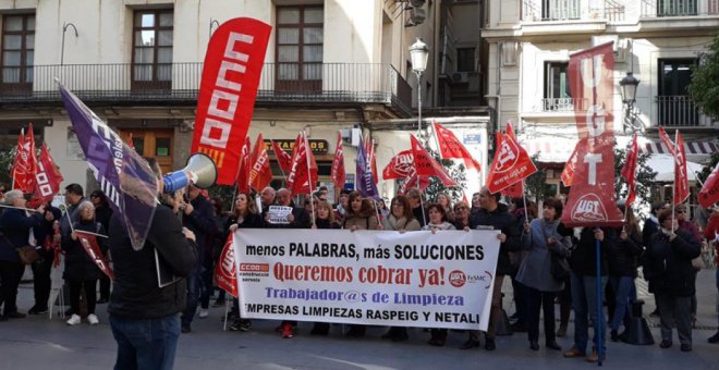 Protesta de este lunes en la plaza de Manises, frente al Palau de la Generalitat.