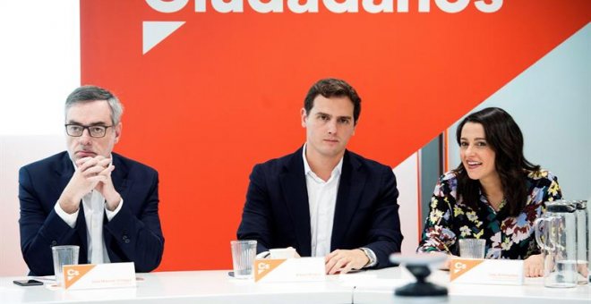 El presidente de Ciudadanos, Albert Rivera (c), junto al secretario general, José Manuel Villegas (i), y la líder del partido en Cataluña, Inés Arrimadas (d). /EFE
