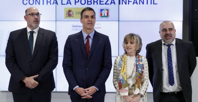 El presidente del gobierno Pedro Sánchez, la ministra de Sanidad María Luisa Carcedo, el presidente ejecutivo de Telefónica España Emilio Gayo (i),y el sociólogo español especialista en el estudio de la pobreza Pau Marí-Klose, en la Cumbre Empresarial con