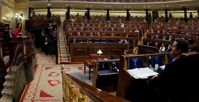 La ministra de Hacienda, María Jesús Montero (i), interviene en el debate de totalidad de los presupuestos este martes en el pleno del Congreso. EFE/Juan Carlos Hidalgo