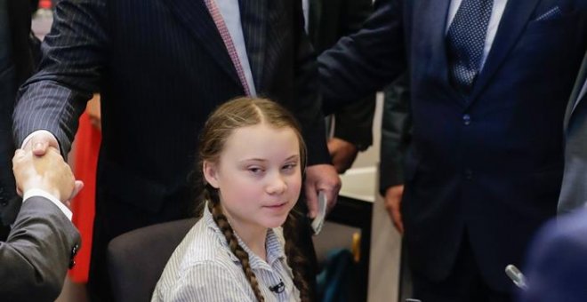La joven activista de 16 años sueca Greta Thunberg (c), el presidente de la Comisión Europea, Jean-Claude Juncker (c, detrás), y el presidente del Consejo Económico y Social Europeo, Luca Jahier (dcha), participan en el evento "Sociedad civil por el renac