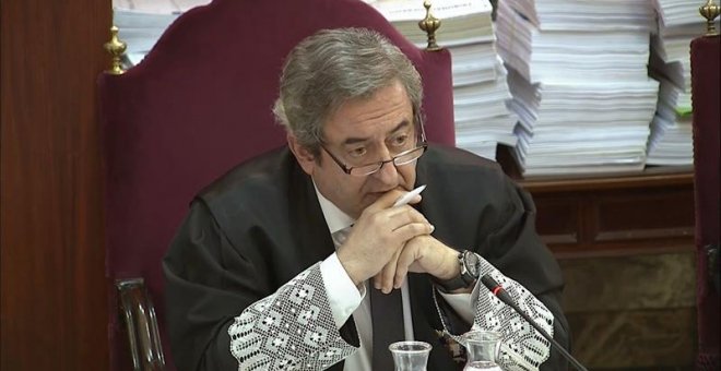 Captura de la señal institucional del Tribunal Supremo.- El fiscal Javier Zaragoza, durante el interrogatorio al expresidente de la ANC Jordi Sànchez, en la sexta sesión del juicio del "procés" este jueves en el Tribunal Supremo. EFE/Tribunal Supremo