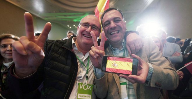 Dos activistas de VOX celebran el éxito de su partido en la noche electoral tras las autonómicas andaluzas. RAFA ALCAIDE | EFE