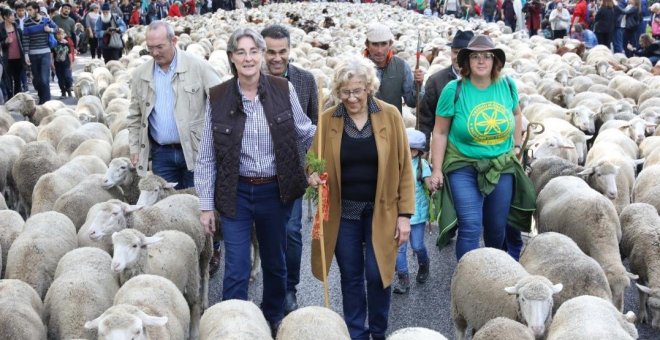 Carmena, acompañada de la primera teniente de alcalde, Marta Higueras. / Ayuntamiento de Madrid