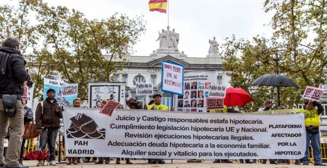 Plataforma de Afectados por la Hipoteca frente al Tribunal Supremo | EFE/ Rodrigo Jimenez