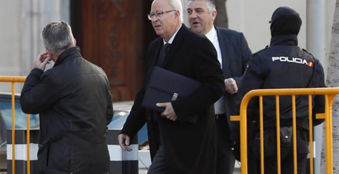 El jefe de la Policía en Cataluña durante el 1-O, Sebastián Trapote (2i), a su llegada, este jueves, al Tribunal Supremo para asistir a una nueva sesión del juicio del "procés" que también permitirá escuchar los testimonios del jefe de la Guardia Civil Á