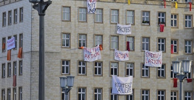 Pancartas contra la venta de viviendas en el bulevar Karl-Marx Allee, una de las principales avenidas de Berlín. AFP/Tobías Schwarz