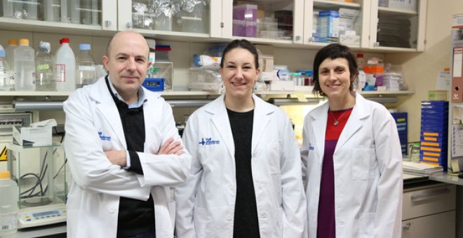 De izquierda a derecha, los investigadores Miquel Vila, Iria Carballo-Carbajal y Ariadna Laguna. / Hospital Vall d’Hebron