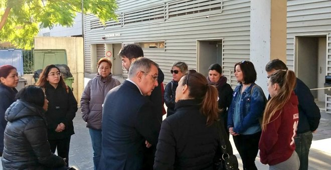 Las trabajadoras afectadas y representantes de CCOO en Valencia, a las puertas del hotel del grupo Barceló.- CCOO PAÍS VALENCIÀ