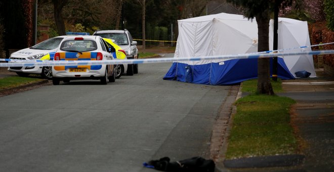 La Policía investiga en el lugar donde un chico de 17 años ha muerto apuñalado en Hale Barns, Reino Unido.- REUTERS/ PHIL NOBLE
