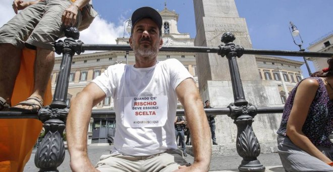 Hombre manifestándose por la ley sobre las vacunas. EFE