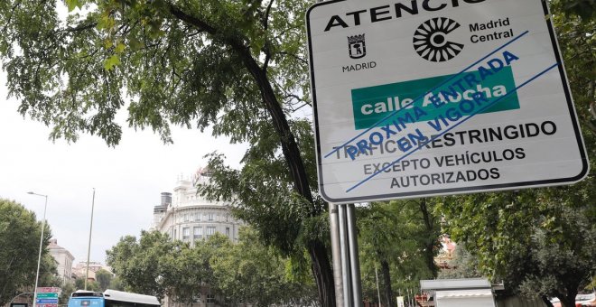 Vista de una señal vertical situada en la Calle de Atocha que el Ayuntamiento de Madrid | EFE
