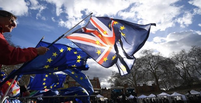 Un manifestante anti brexit participa en una protesta en el exterior del Parlamento en Londres. - EFE