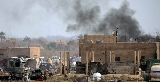 Los miembros del Estado Islámico caminan en el último barrio asediado de la aldea de Baghouz, provincia de Deir Al Zor, Siria. REUTERS / Rodi Said