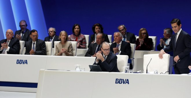 Los miembros del consejo de administración de BBVA aplauden la intervención de presidente del banco, Carlos Torres, en la junta ordinaria de accionistas celebrada en Bilbao, marcada por el escándalo del caso Villarejo. EFE/ Luis Tejido