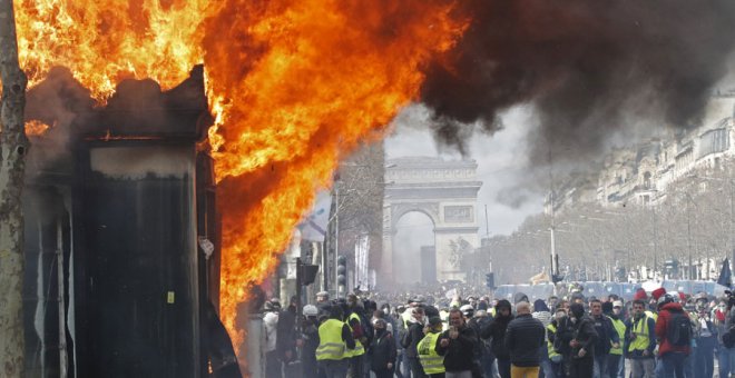 Un incendio durante las protestas de los chalecos amarillos este sábado en París. REUTERS/Philippe Wojazer