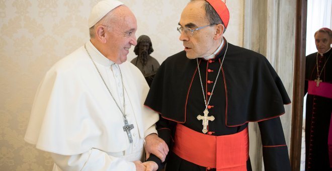 El Papa Francisco y el cardenal y arzobispo de Lyon, Philippe Barbarin, condenado por encubrir casos de abusos sexuales a menores. / REUTERS