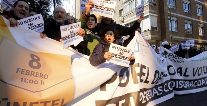 Personas manifestándose en Madrid para reclamar el derecho de sufragio para las personas con discapacidad intelectual. EFE