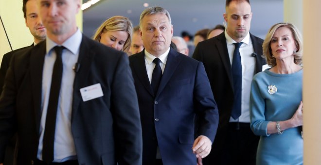 20/03/2019.- El primer ministro húngaro, Viktor Orban (c), llega a la asamblea política del Partido Popular Europeo (PPE) este miércoles en Bruselas (Bélgica). / EFE