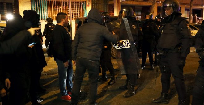 20/03/2019.- Varios cientos de vecinos de El Pozo del Tío Raimundo, en el distrito madrileño de Puente de Vallecas, donde murió apuñalado un hombre, han vuelto a concentrarse. / EFE - KIKO HUESCA