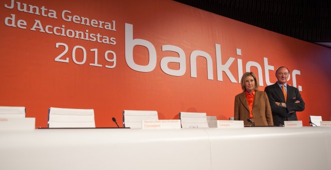 El presidente de Bankinter, Pedro Guerrero, y la consejera delegada, María Dolores Dancausa, al comienzo de la junta de accionistas del banco.