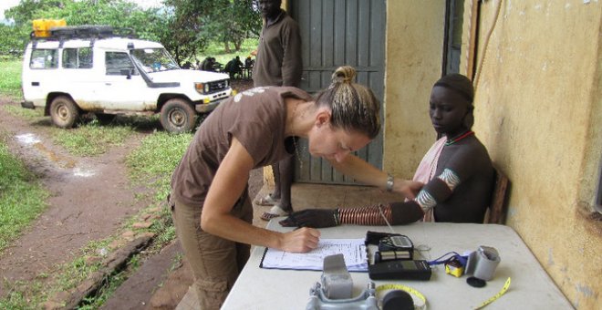 Alessia Ranciano, integrante del equipo de Sarah A. Tishkoff, recoge muestras de un participante Nilo-Sahariano/Tishkoff Lab-Agencia SINC